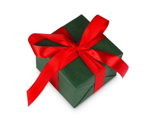 Coffret cadeau Noël en papier vert isolé sur blanc — Photo