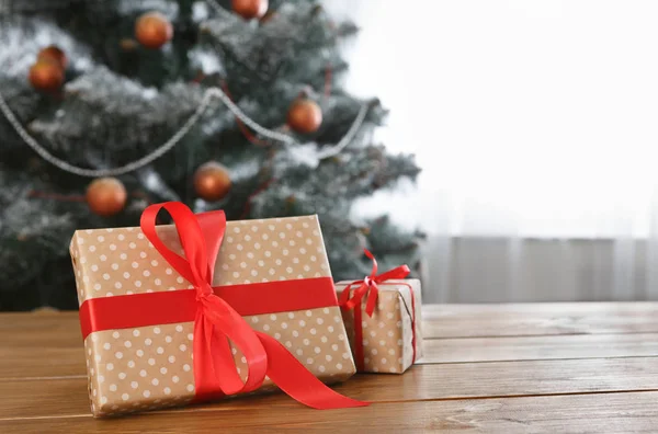 Regalo de Navidad sobre fondo de árbol decorado, concepto de vacaciones — Foto de Stock