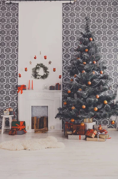Mooie kerst ingericht boom in moderne interieur, concept van de vakantie — Stockfoto