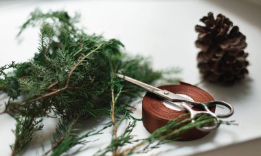 Beyaz ahşap zemin üzerinde Noel hediyesi kaydırma