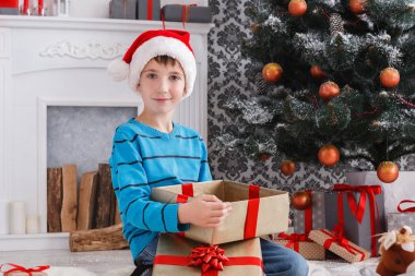 Yakışıklı Santa şapka çıkartıyorum Noel hediyesi