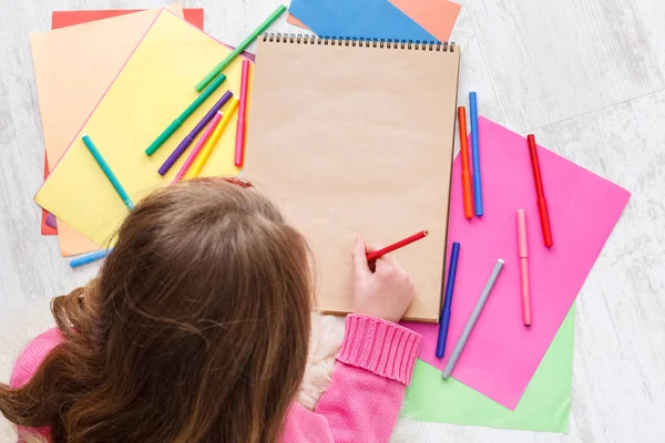 Hermosa chica dibujar, escribir carta a santa, esperar a Navidad — Foto de Stock