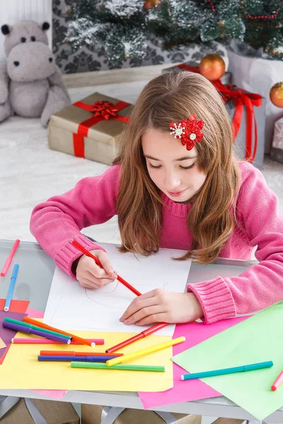 Hermosa chica escribiendo carta a santa, espera la Navidad —  Fotos de Stock