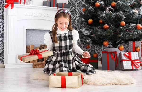 Hermosa chica desenvolver regalos de Navidad —  Fotos de Stock