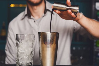 Genç kokteyl, yapım alkol cam içine dökme Barmans