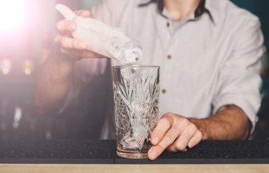Kokteyl için dökülen buz Barmans eller