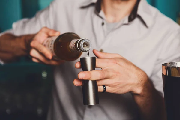 Barmans handen schot cocktail maken — Stockfoto