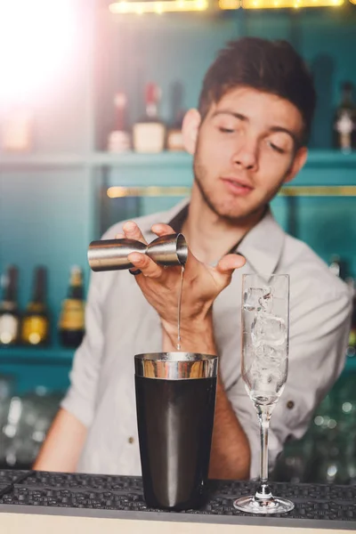 Barmans mãos fazendo coquetel álcool — Fotografia de Stock