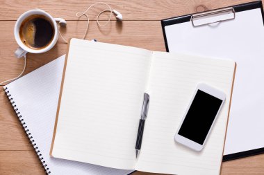 Ofis, banka donatımı ve ahşap arka plan cep telefonu