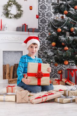 Yakışıklı Santa şapka çıkartıyorum Noel hediyesi