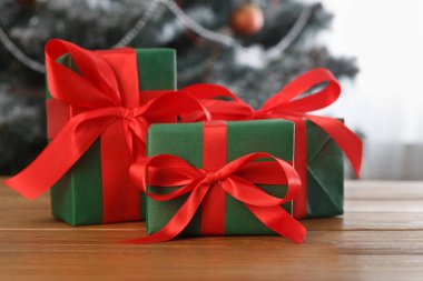 Noel hediyesi dekore edilmiş ağaç arka planda, tatil kavramı