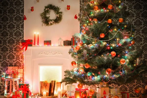 Diseño interior de la habitación de Navidad, árbol decorado con luces de guirnalda — Foto de Stock