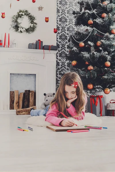 Hermosa chica escribiendo carta a santa, espera la Navidad —  Fotos de Stock