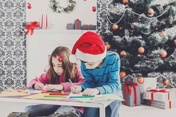 Crianças bonitos escrevendo carta para o Papai Noel, espere pelo Natal — Fotografia de Stock