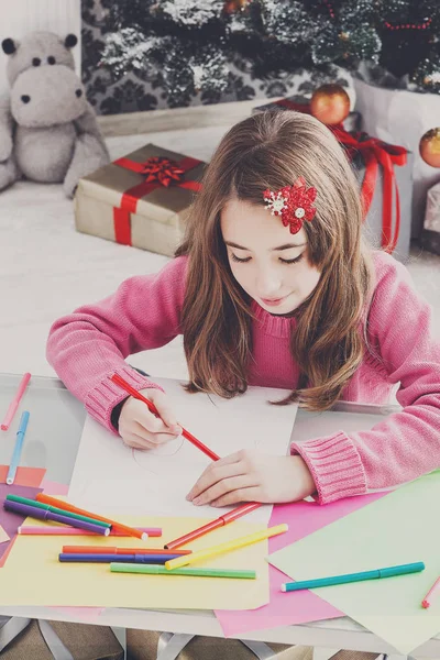 Menina bonita escrevendo carta para o Papai Noel, esperar pelo Natal — Fotografia de Stock
