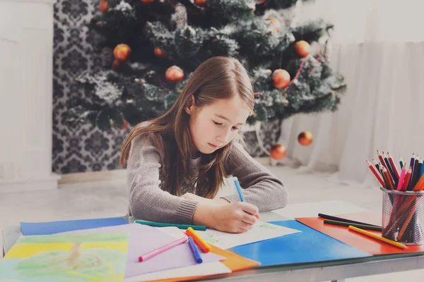 Hermosa chica escribiendo carta a santa, espera la Navidad — Foto de Stock