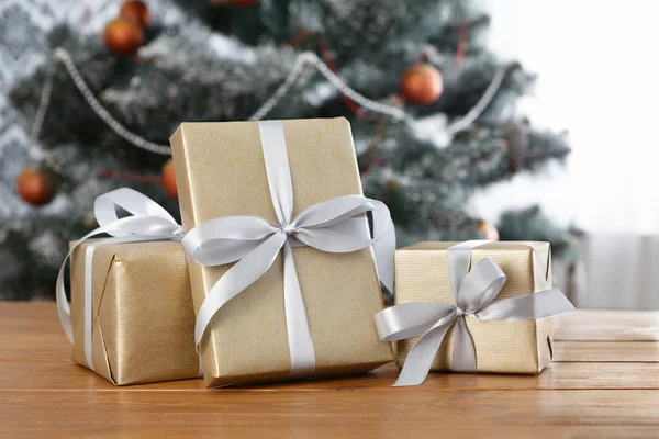Karácsonyi ajándék, díszített fa háttér, ünnep fogalma — Stock Fotó