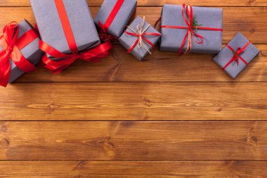 Ahşap çerçeve arka plan üzerinde hediye kutuları sunar