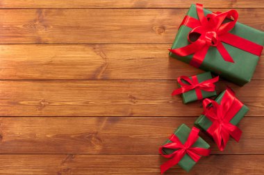 Hediye kutuları üzerinde kopya alanı ile ahşap arka plan sunar