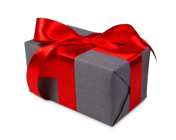 Різдвяна святкова подарункова коробка в сірому папері ізольована на білому — стокове фото