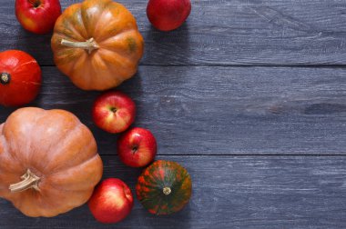 Sonbaharda hasat kabak ve elma arka plan