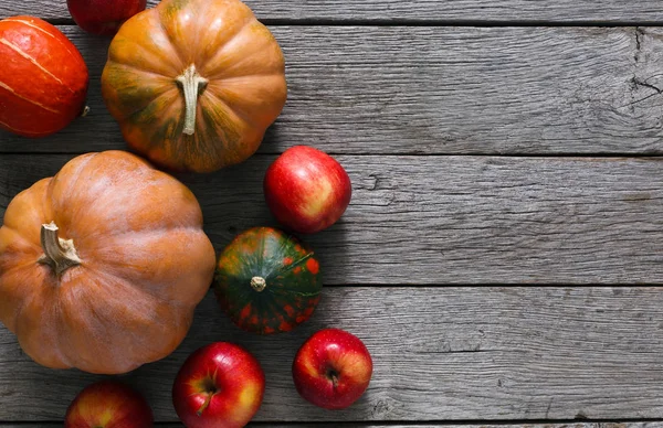 Herbsternte Kürbisse und Äpfel Hintergrund — Stockfoto