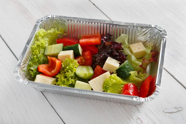 Comida saludable en cajas, concepto de dieta. Ensalada griega —  Fotos de Stock