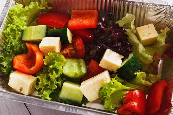 Aliments sains dans des boîtes, concept de régime. Salade grecque — Photo