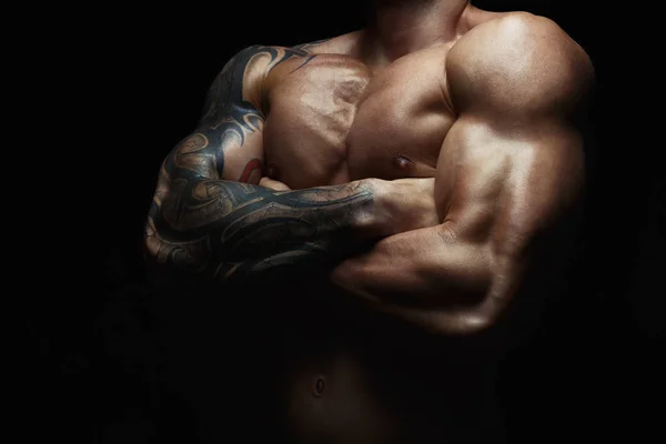 Strong athletic man showes naked muscular body — Stock Photo, Image