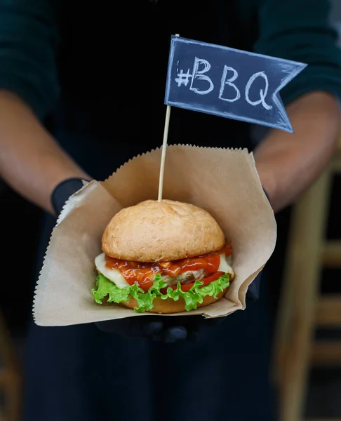 Comida rápida en la calle, hamburguesa con carne asada barbacoa —  Fotos de Stock