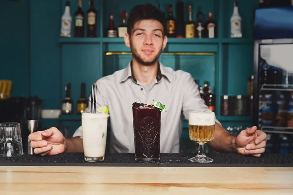 Young Barman ofrece cócteles en el bar del club nocturno — Foto de Stock
