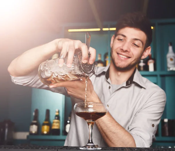 Joven barman mezclando cóctel cosmopolita — Foto de Stock