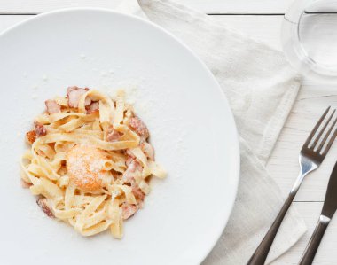 Geleneksel İtalyan makarna carbonara pastırma ve yumurta ile
