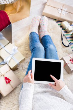 Kadın Noel tablet ile online alışveriş