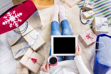 Tablet ile online alışveriş kadın