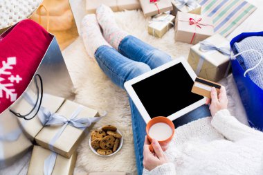 Kadın alışveriş online kredi kartıyla, üstten görünüm