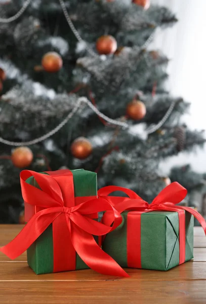 Різдвяний подарунок на прикрашеному фоні дерева, концепція свята — стокове фото