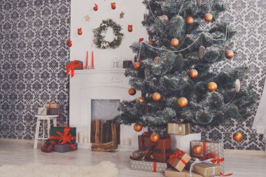 Güzel Noel ağacı modern iç mekan, tatil kavramı içinde dekore edilmiştir.