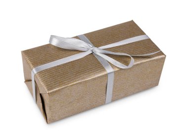 Noel tatil hediye kutusunda altın kağıt üzerinde beyaz izole