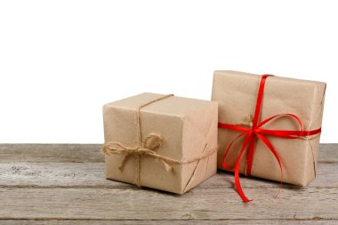 Noel hediye kutuları Kraft kağıt üzerinde beyaz izole içinde