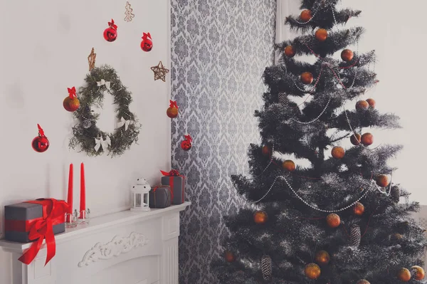 Beatiful árbol decorado de Navidad en el interior moderno, concepto de vacaciones — Foto de Stock