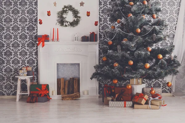 Bela árvore de Natal decorada no interior moderno, conceito de férias — Fotografia de Stock