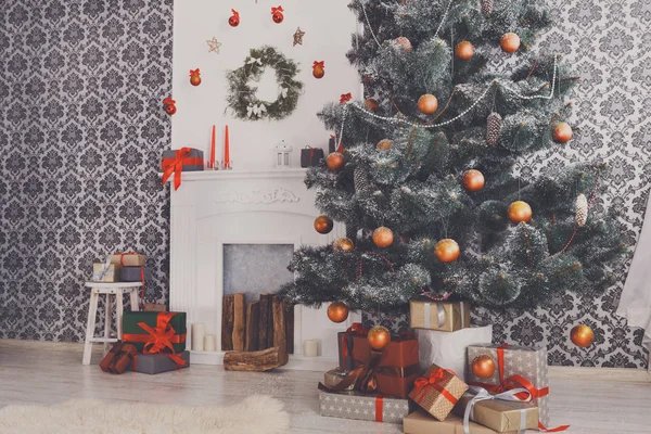 Hermoso árbol decorado de Navidad en el interior moderno, concepto de vacaciones — Foto de Stock