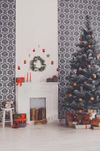 Hermoso árbol decorado de Navidad en el interior moderno, concepto de vacaciones — Foto de Stock