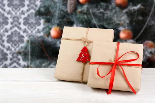 Karácsonyi ajándék, díszített fa háttér, ünnep fogalma — Stock Fotó