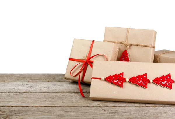 Boże Narodzenie pudełka w paper craft na białym tle — Zdjęcie stockowe