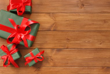 Hediye kutuları üzerinde kopya alanı ile ahşap arka plan sunar