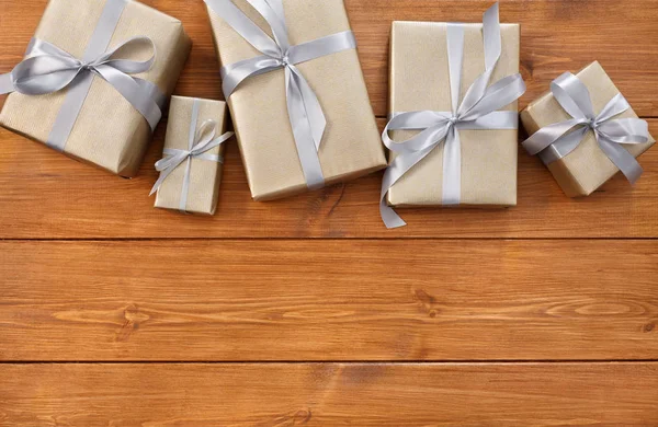 Presenteert in geschenkdozen op houten frame achtergrond — Stockfoto