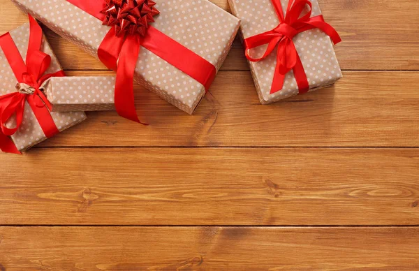 Presenteert in geschenkdozen op houten frame achtergrond — Stockfoto