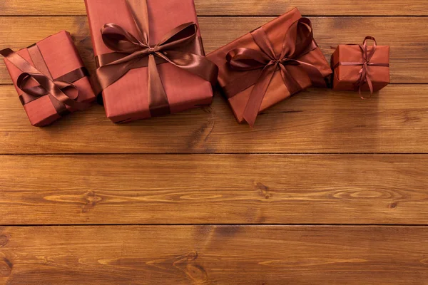 Presenteert in geschenkdozen op hout achtergrond met kopie ruimte — Stockfoto